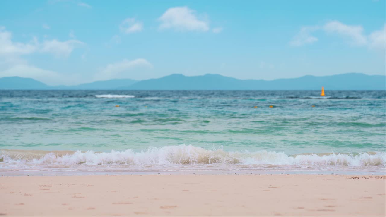 在阳光明媚的日子里，美丽的热带海滩和大海的自然景观景观。美丽的热带海滩和蓝天。假日夏季海滩背景。自然与旅游理念视频素材