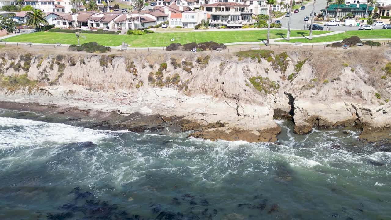 贝壳海滩的岩石海岸线视频素材