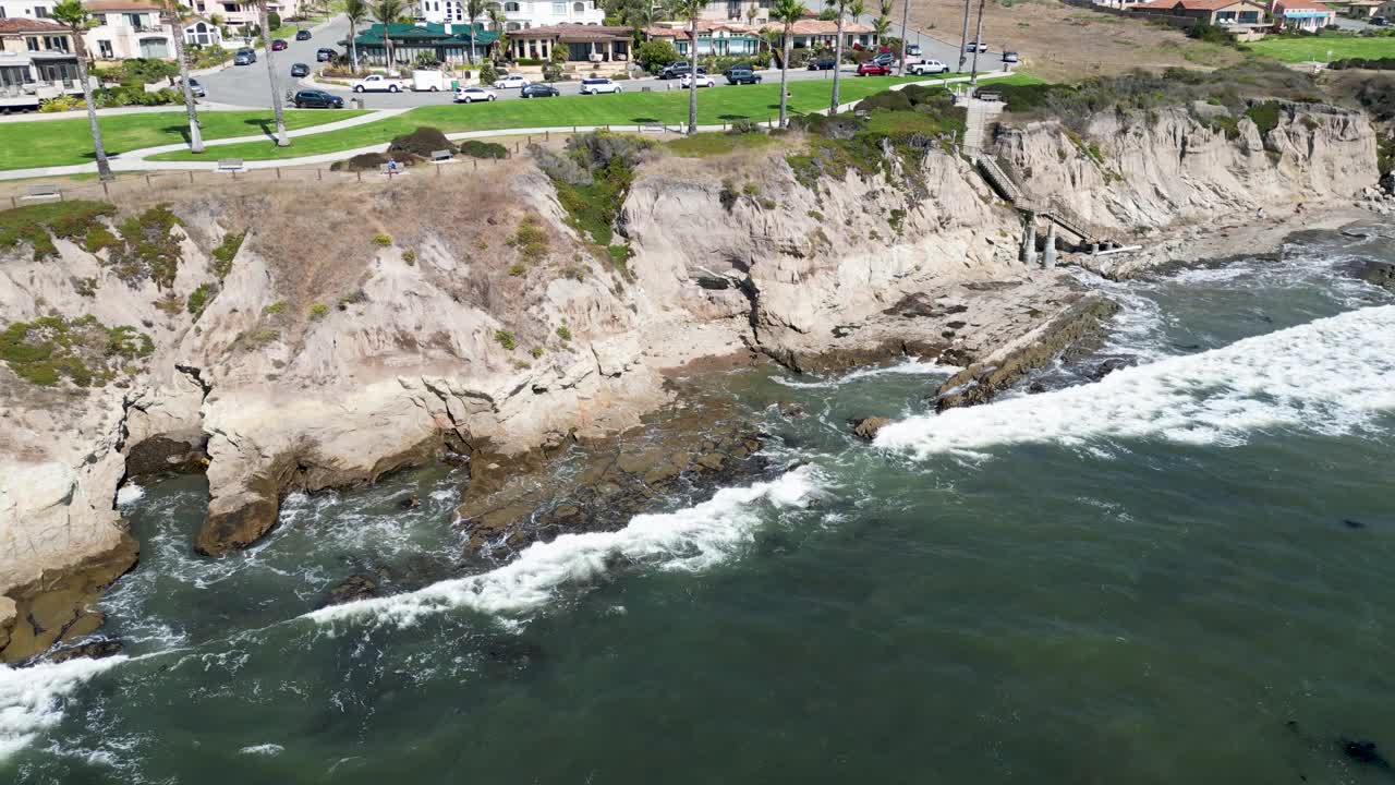 贝壳海滩的岩石海岸线视频素材