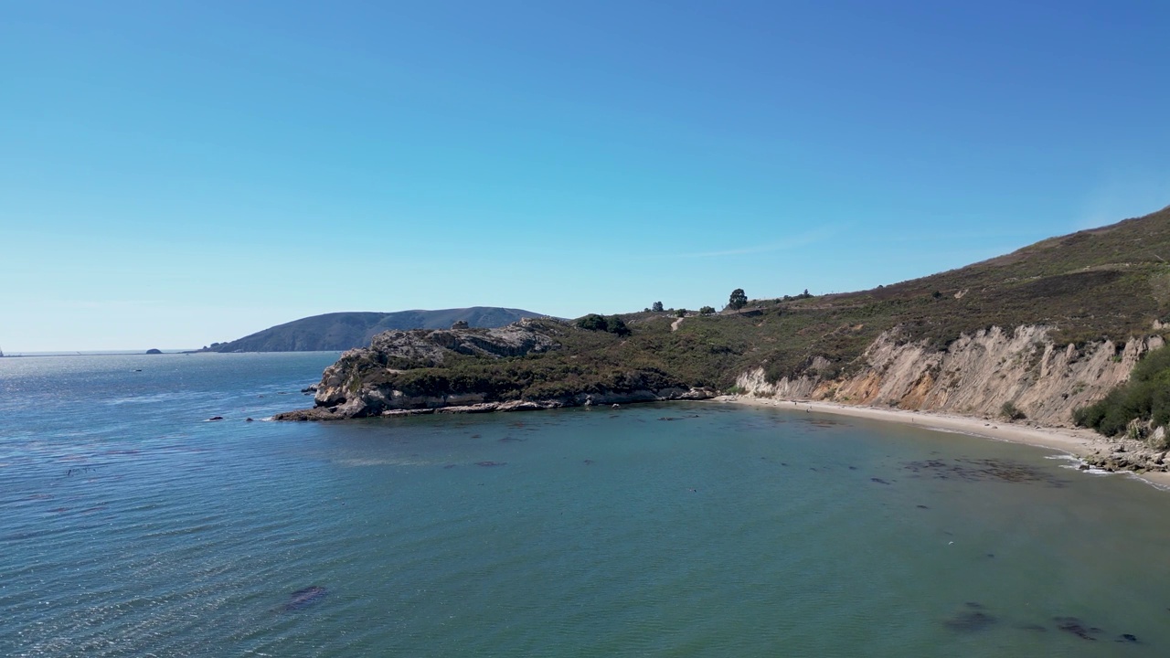 贝壳海滩的岩石海岸线视频素材