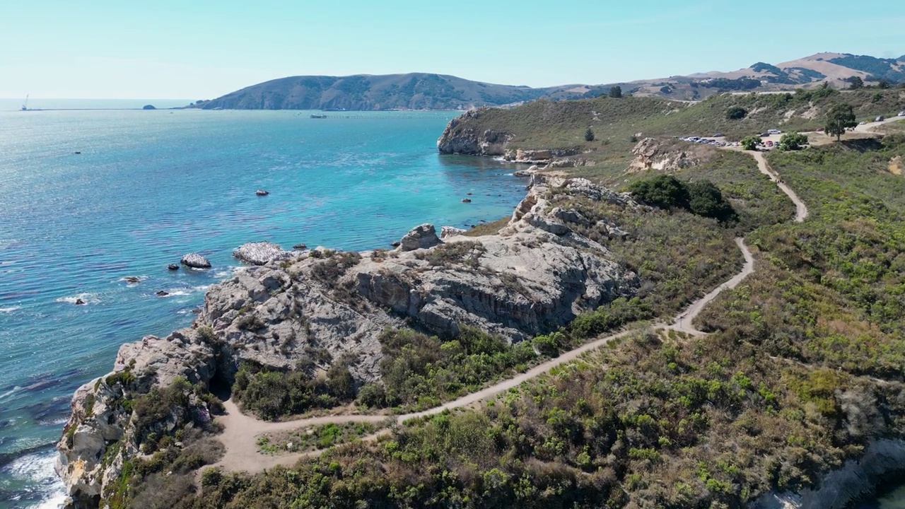 贝壳海滩的岩石海岸线视频素材