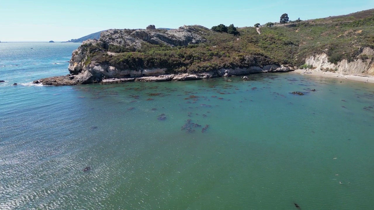 贝壳海滩的岩石海岸线视频素材