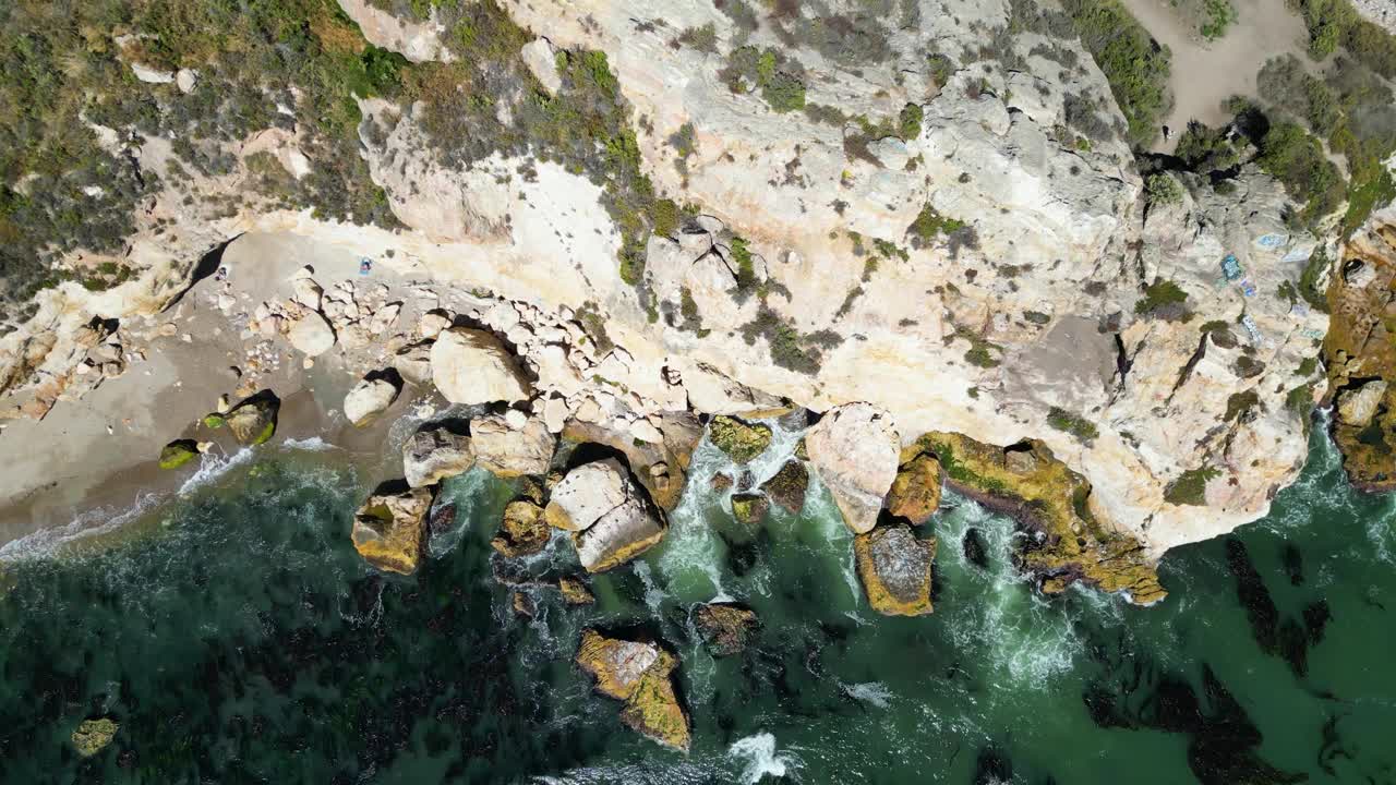 贝壳海滩的岩石海岸线视频素材