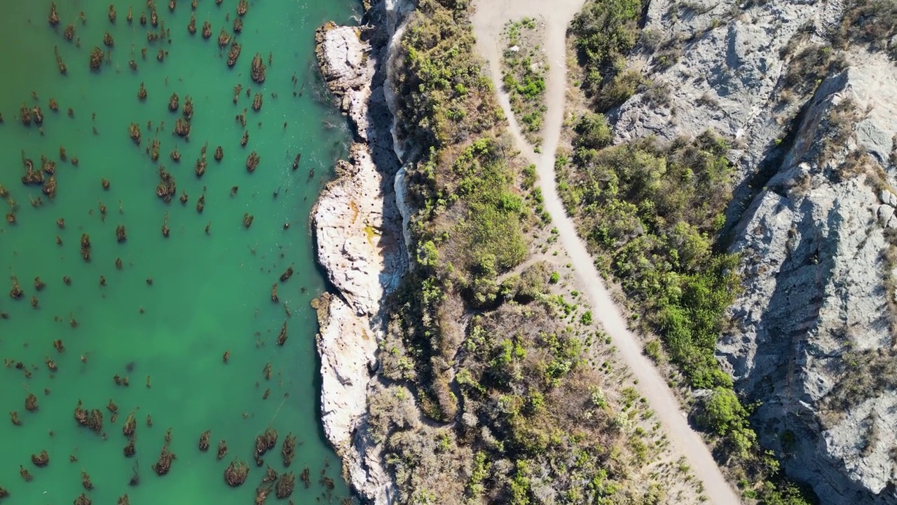 贝壳海滩的岩石海岸线视频素材