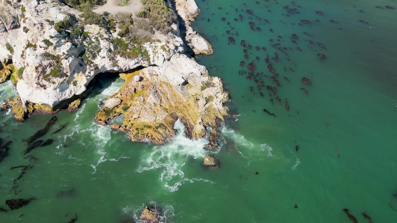 贝壳海滩的岩石海岸线视频素材