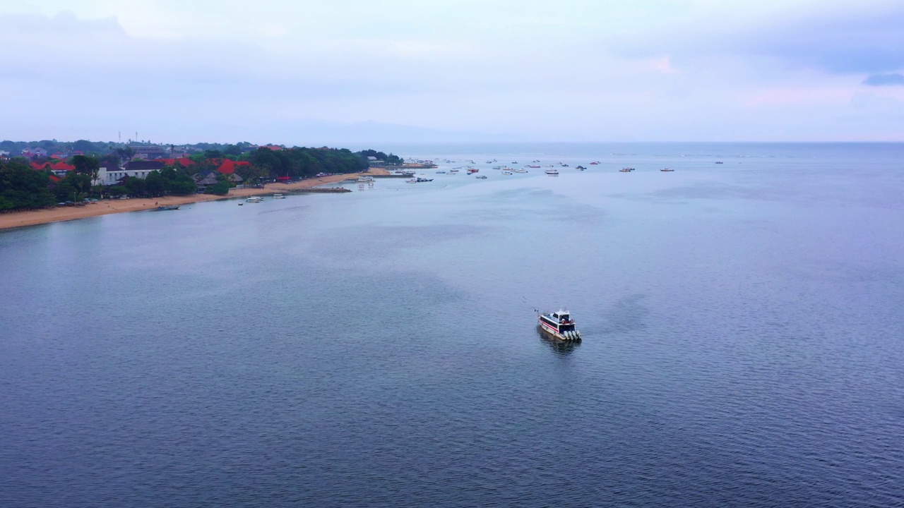 帆船被隔离在印度尼西亚巴厘岛Sanur镇附近的海景。空中拍摄视频素材