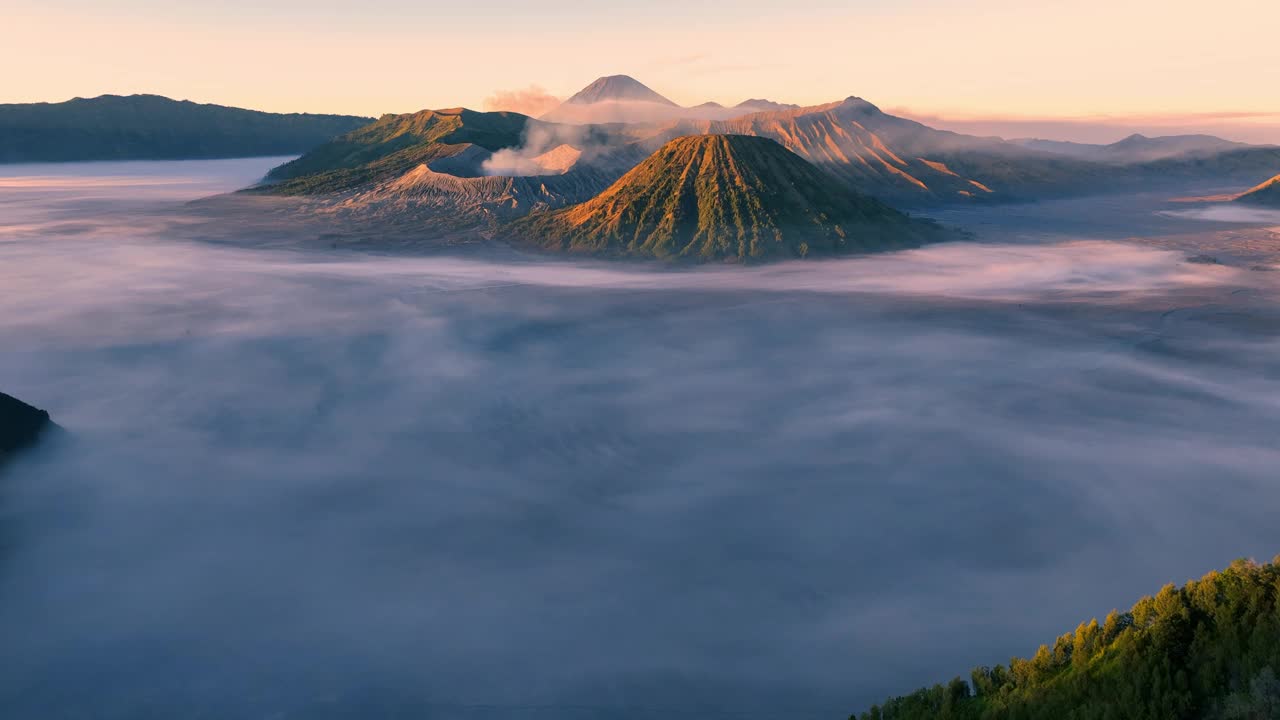 鸟瞰布罗莫山和日出时美丽的天空视频素材