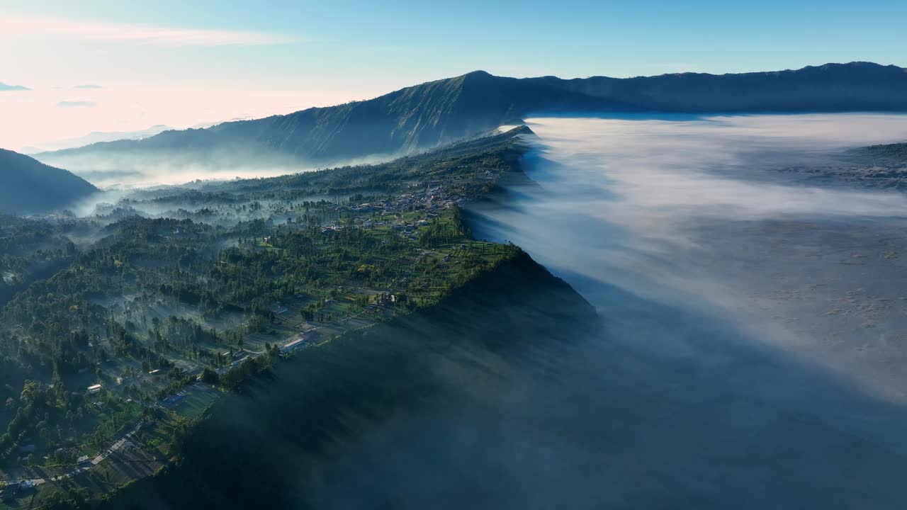 鸟瞰布罗莫山和日出时美丽的天空视频素材