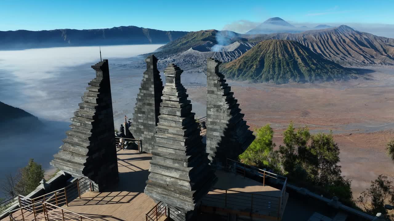 鸟瞰布罗莫山和日出时美丽的天空视频素材