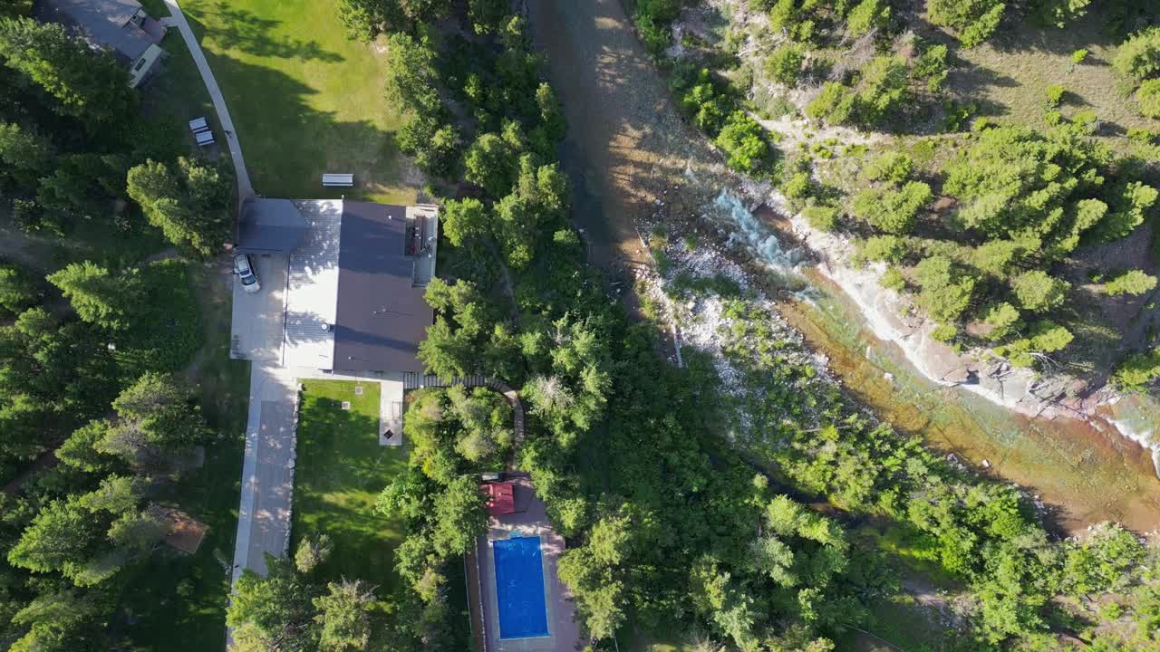 日落时的河流，紧挨着夏令营小屋视频素材