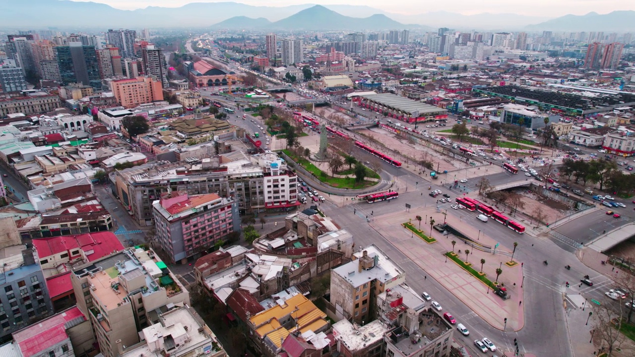 从智利圣地亚哥市中心的arturo prat广场上俯瞰螺旋形景观，中央市场和交通繁忙的古代和遗产建筑。视频素材