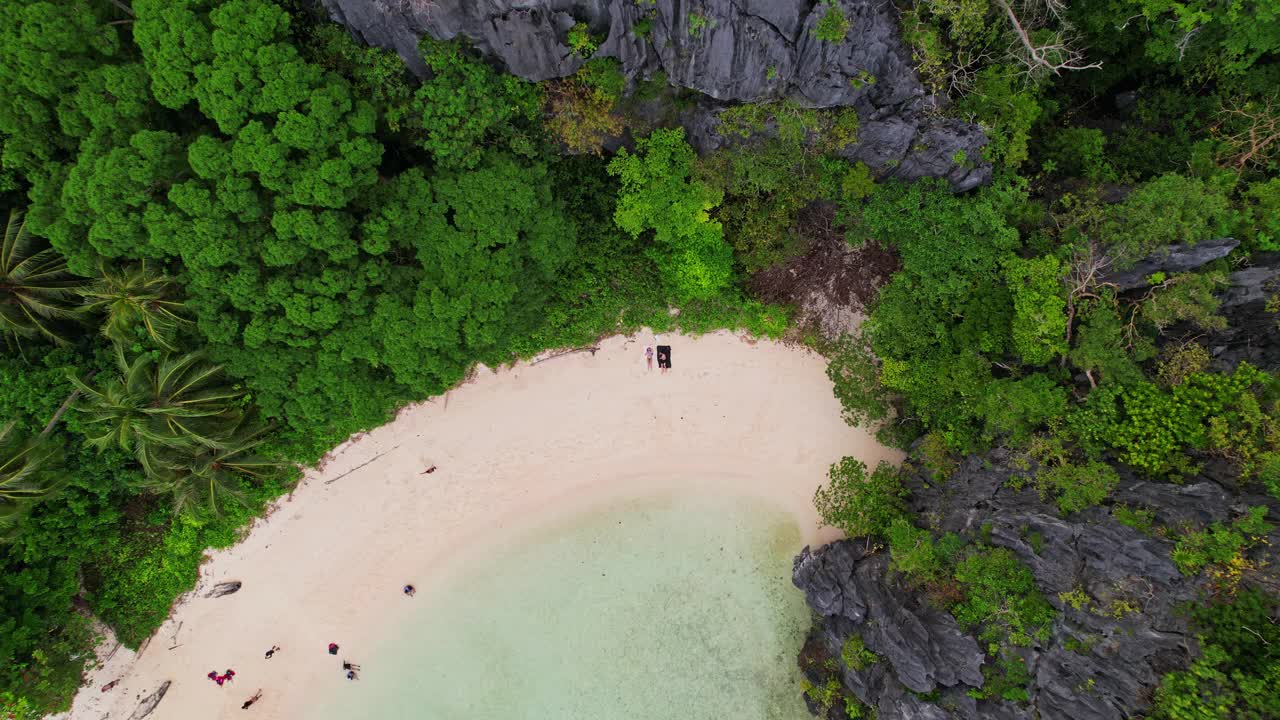 菲律宾隐蔽海滩的无人机镜头视频素材