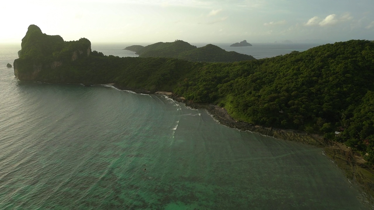 泰国皮皮岛海岸全景鸟瞰图视频素材