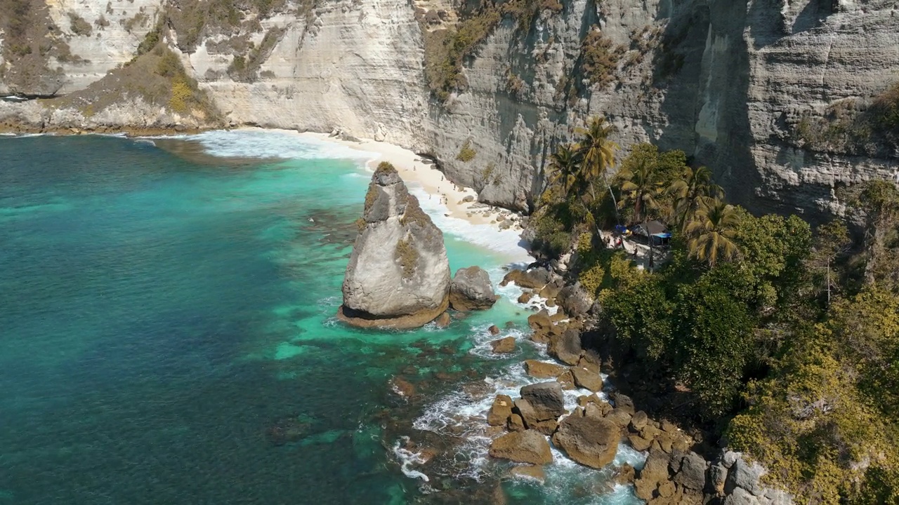 无人机鸟瞰图4k海浪钻石海滩清澈的蓝色海水和白色干净的沙滩上的沙滩。努沙佩尼达岛。印尼巴厘岛的热门旅游目的地。视频素材