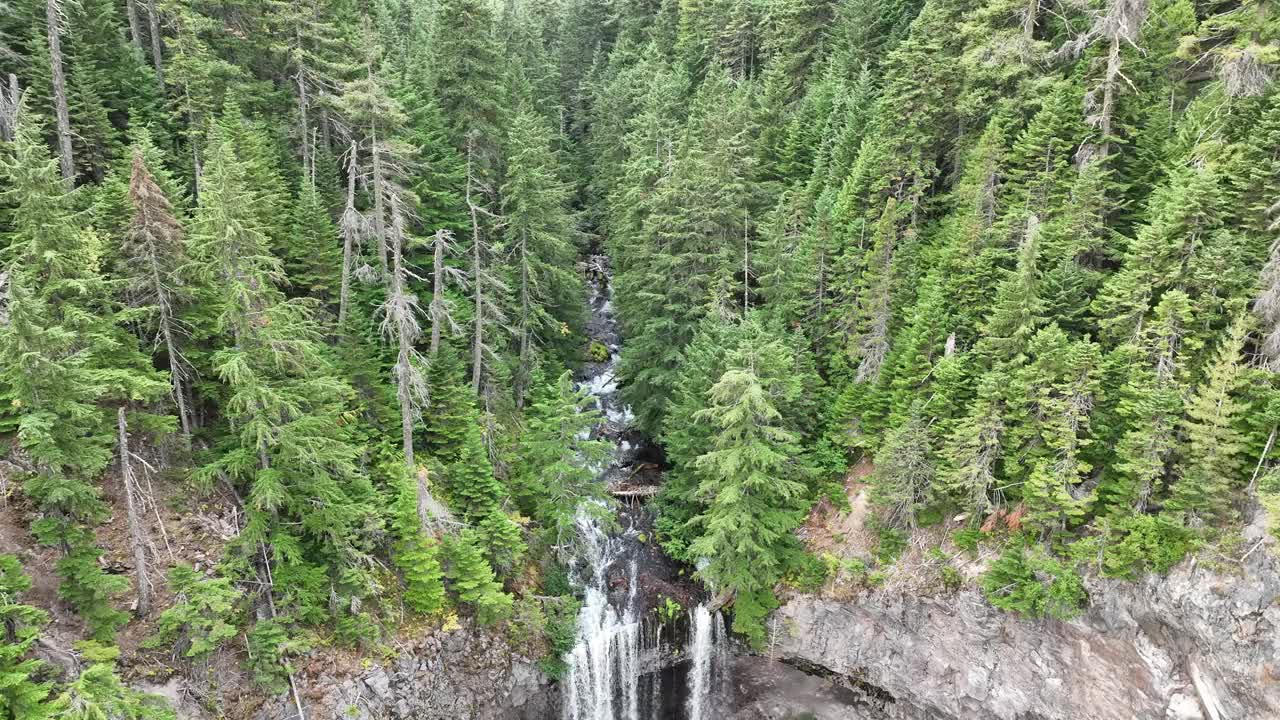 鸟瞰风景瀑布附近的胡德山，俄勒冈州视频素材