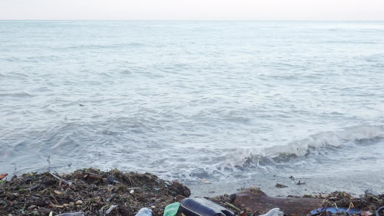 漂浮在海上的垃圾。视频素材