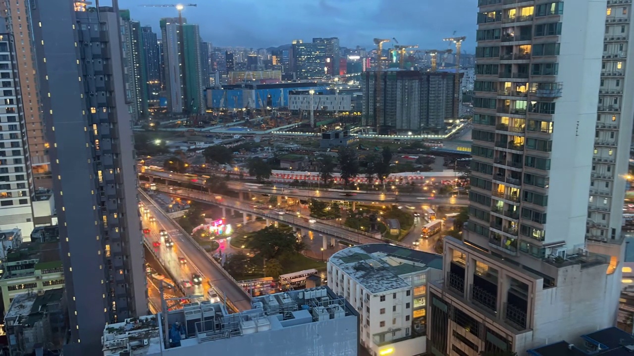 启德雨季行车天桥繁忙交通灯视频素材