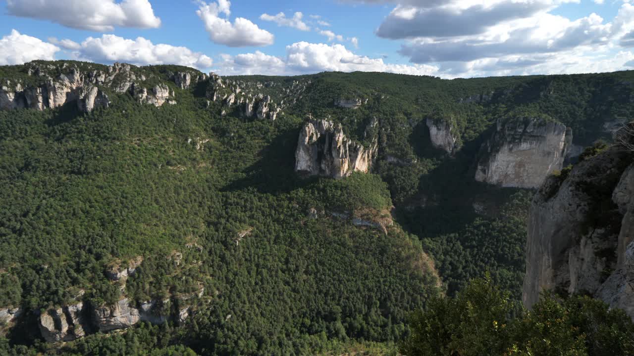 法国奥西塔尼亚的拉琼特峡谷、埃维隆和洛桑省视频素材