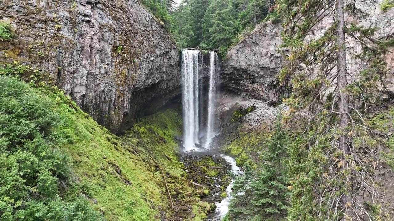 鸟瞰风景瀑布附近的胡德山，俄勒冈州视频素材