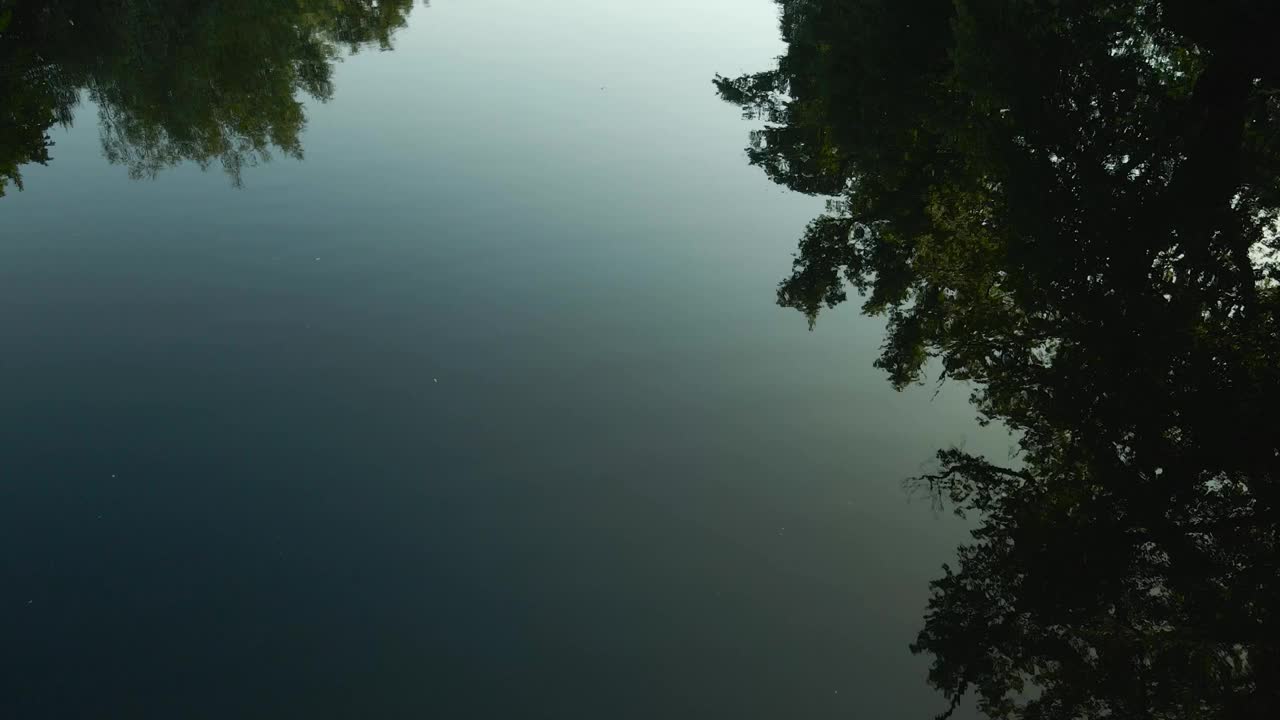 透明的水与反射。苏尔河与圣保罗教堂在迦希尔，爱尔兰。摇上视频素材