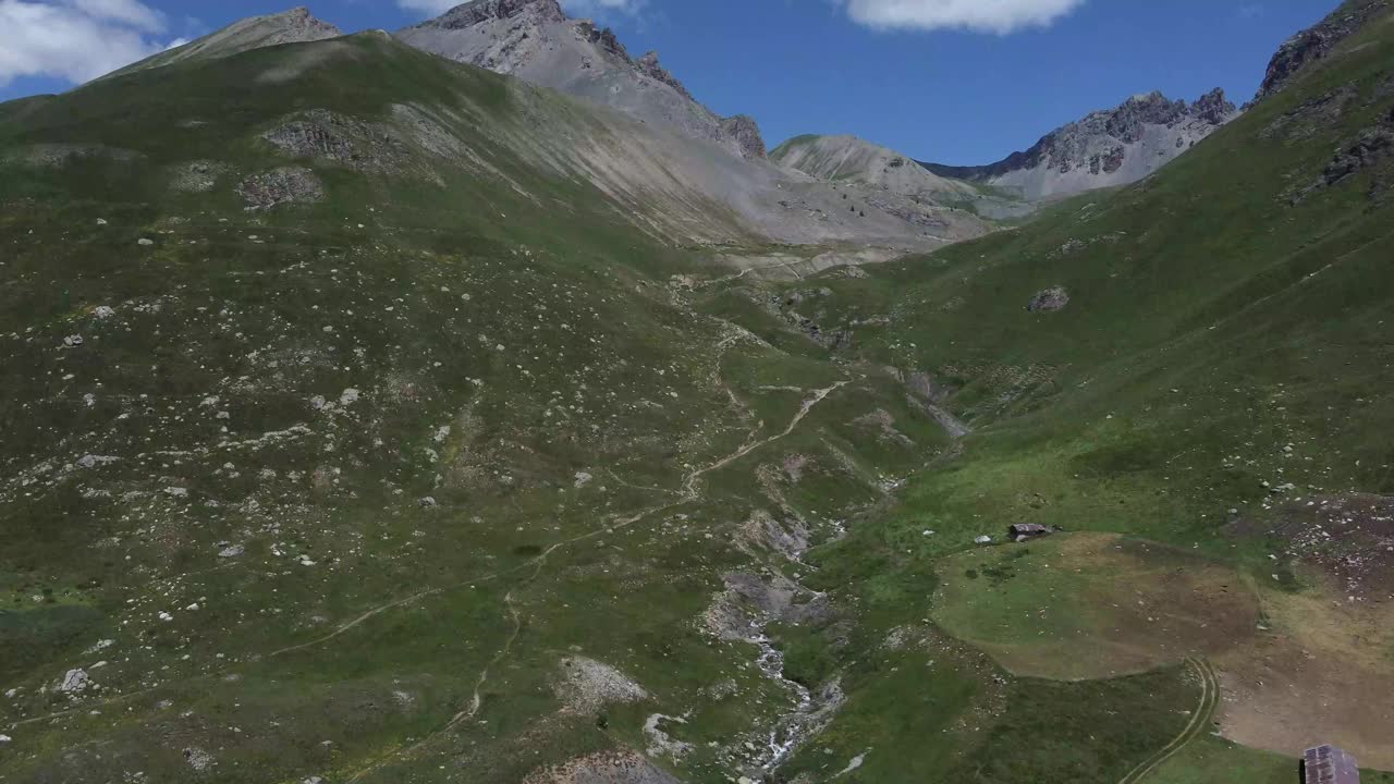 飞越海上阿尔卑斯山视频素材