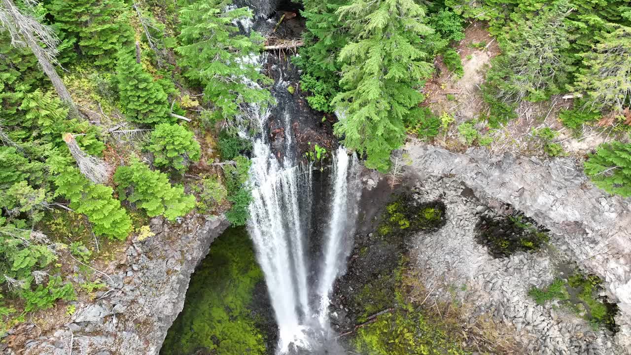 鸟瞰风景瀑布附近的胡德山，俄勒冈州视频素材