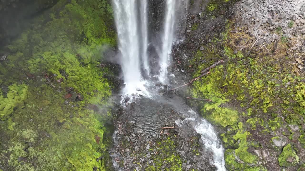 鸟瞰风景瀑布附近的胡德山，俄勒冈州视频素材