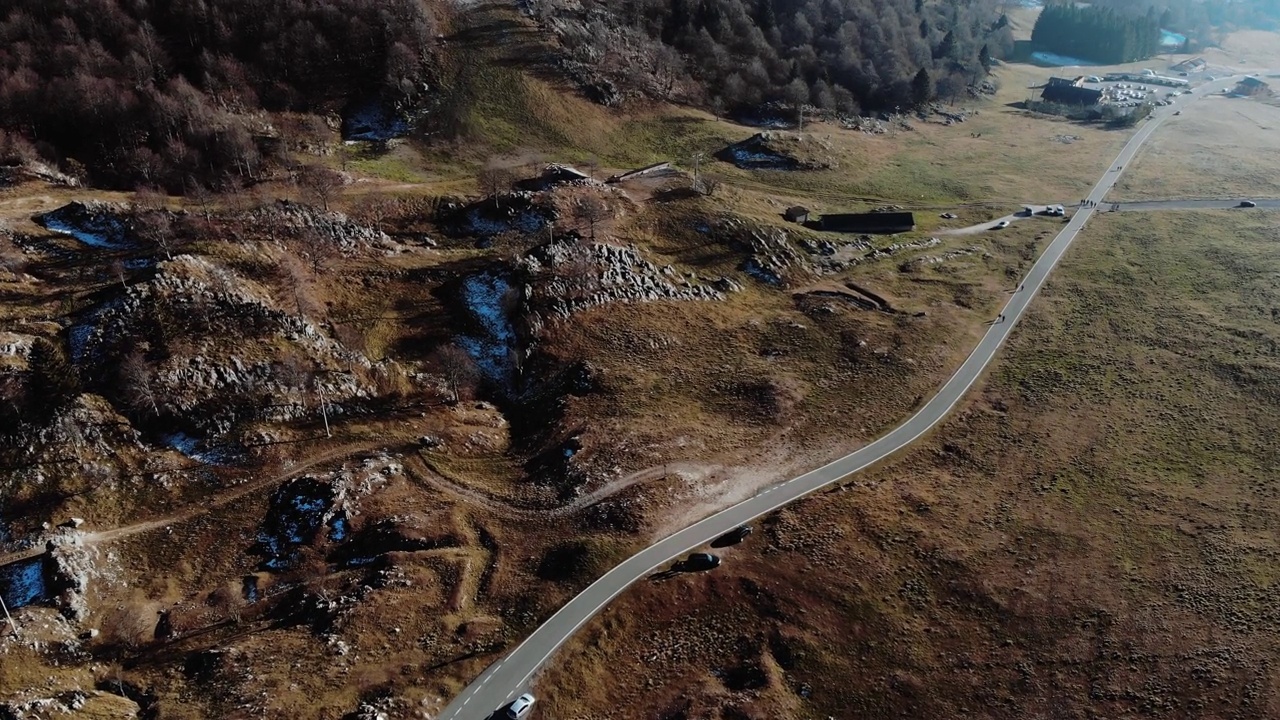 汽车在公路上，多车道公路，汽车在高速公路上行驶视频素材