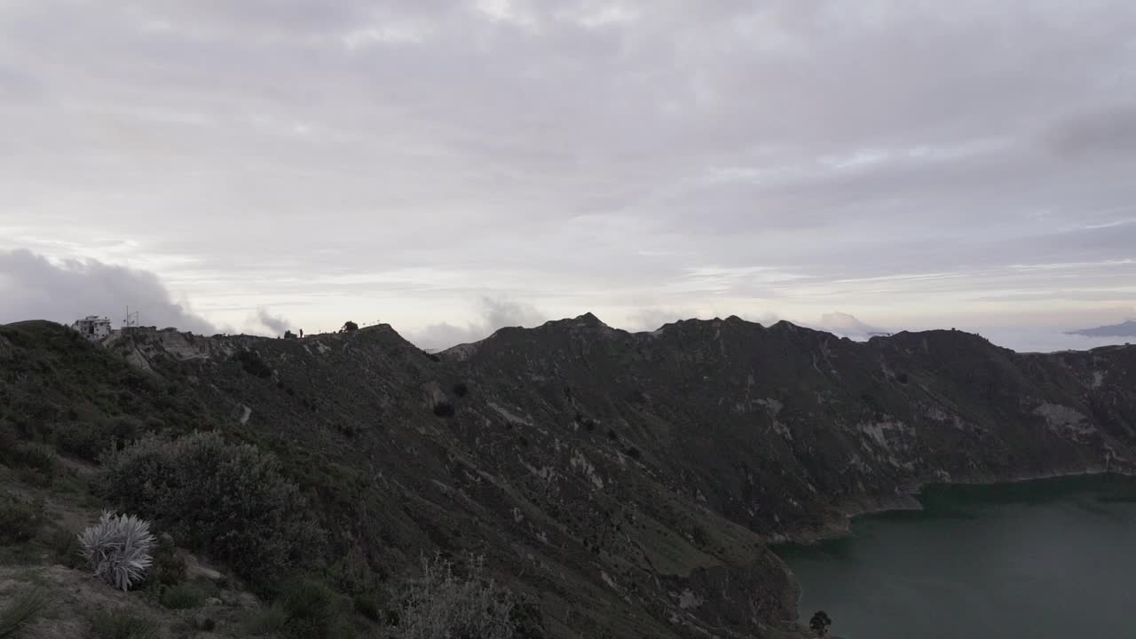 拉古纳奎洛托亚是一个充满水的火山口湖，也是厄瓜多尔安第斯山脉最西端的火山。火山口有绿松石般的水体，还有一条很受欢迎的徒步小径，叫做quilotoa loop。视频素材