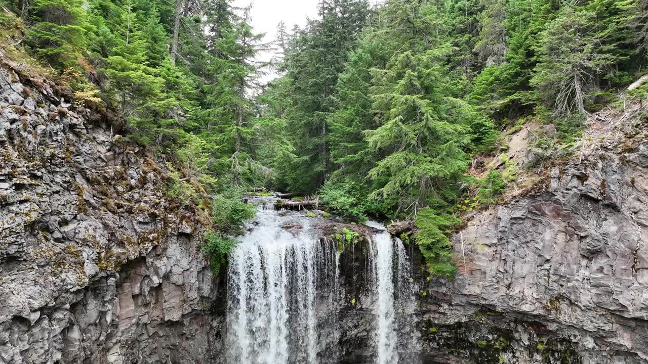 鸟瞰风景瀑布附近的胡德山，俄勒冈州视频素材