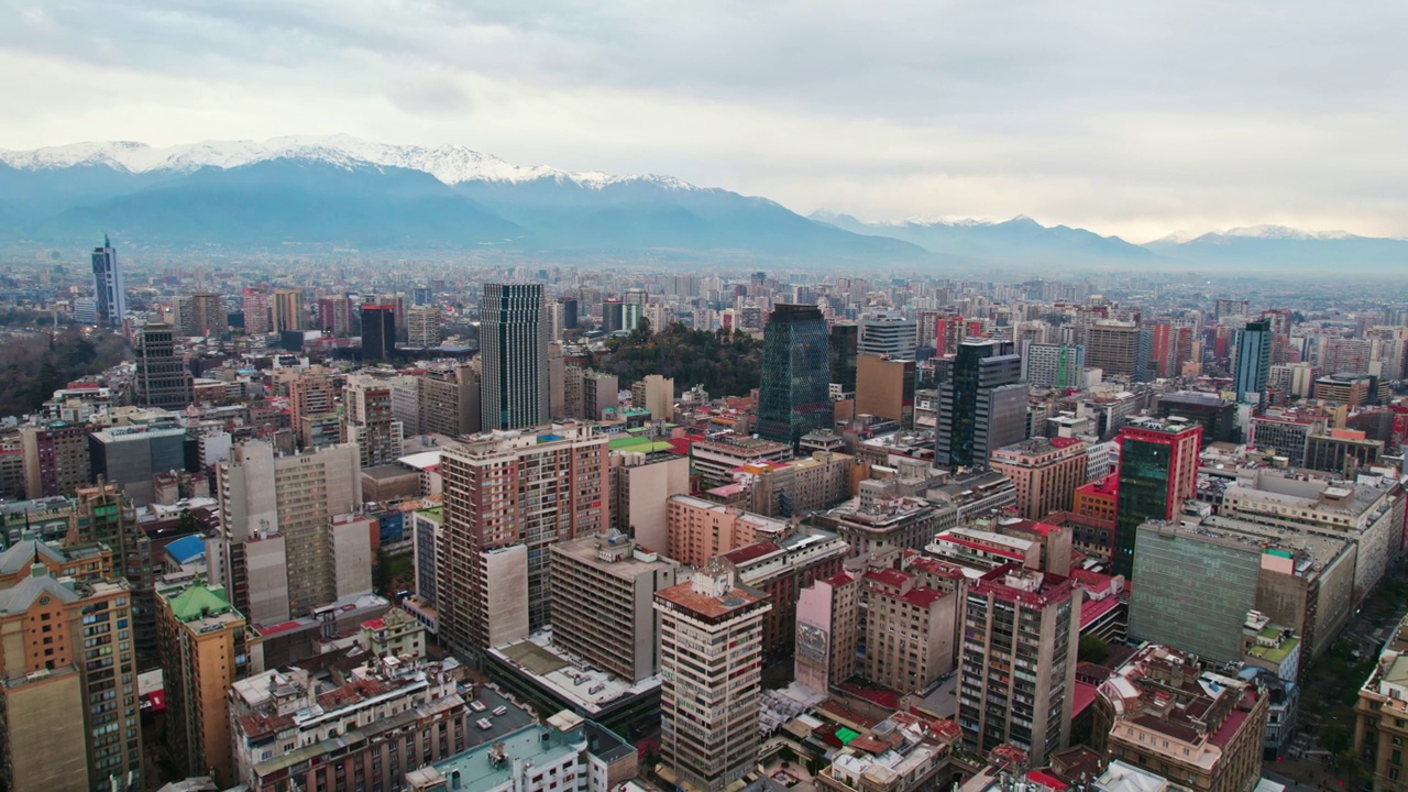 多利建立了智利圣地亚哥市中心的鸟瞰图，其中有住宅和政府大楼，圣卢西亚山在中心，多云的安第斯山脉在背景中。视频素材