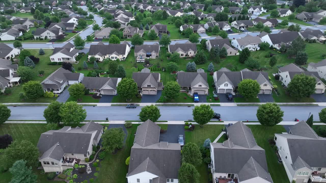 夏日傍晚的美国大社区。航拍卡车在住宅社区的房屋和住宅上空拍摄。视频素材