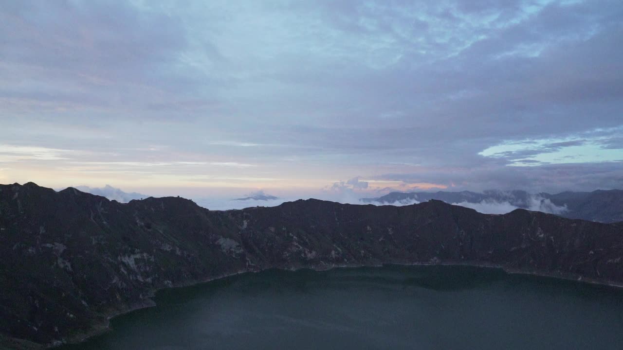 拉古纳奎洛托亚是一个充满水的火山口湖，也是厄瓜多尔安第斯山脉最西端的火山。火山口有绿松石般的水体，还有一条很受欢迎的徒步小径，叫做quilotoa loop。视频素材