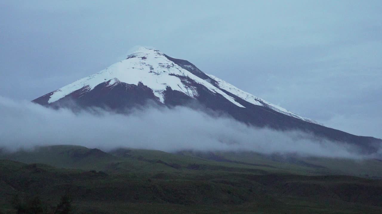 科托帕西，一座活火山，在清晨的阳光下，从厄瓜多尔安第斯山脉的山谷中升起。视频素材