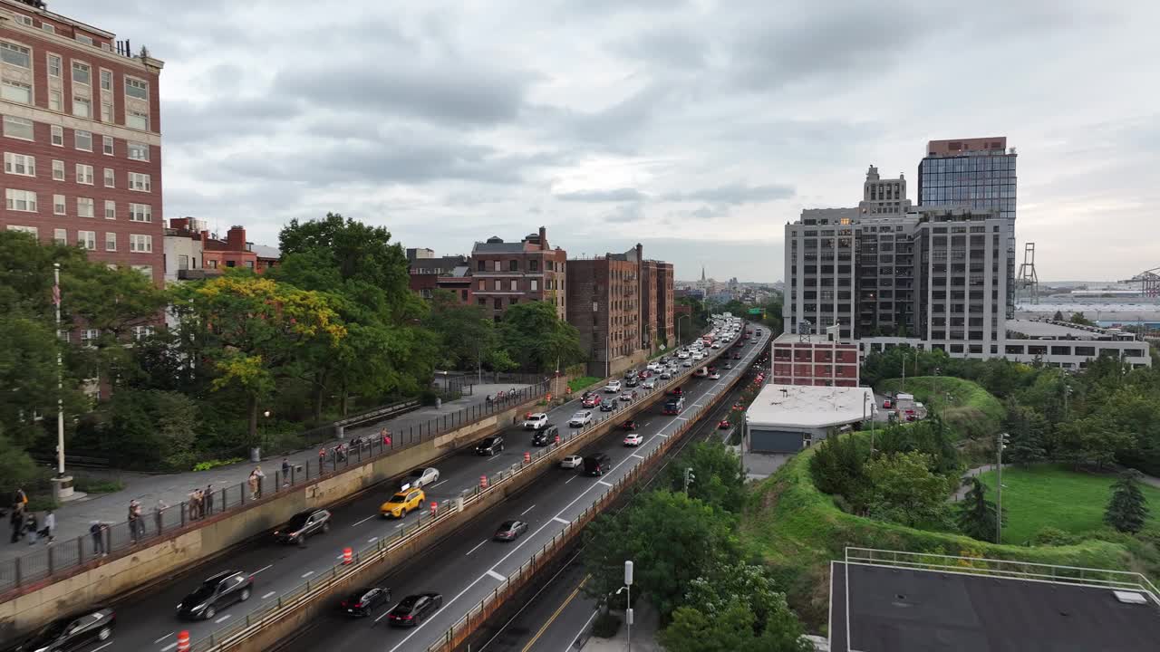 布鲁克林-皇后区高速公路的航拍照片视频素材