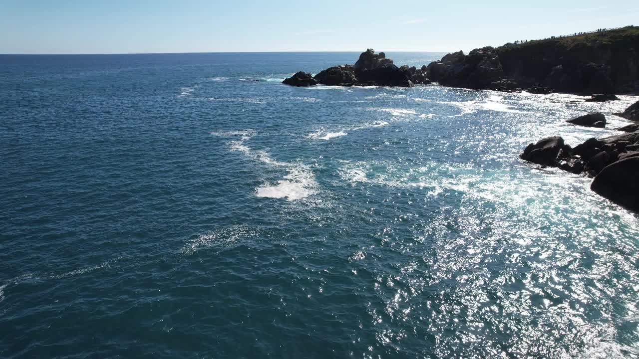 低空飞越Viña德尔玛海岸岩石与平静的海洋，智利视频素材