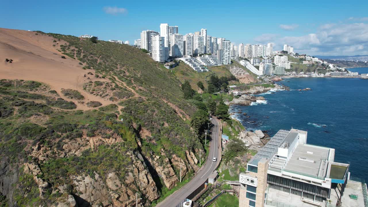 沿海道路Viña德尔马在一个阳光明媚的日子与海洋和城市的背景视频素材