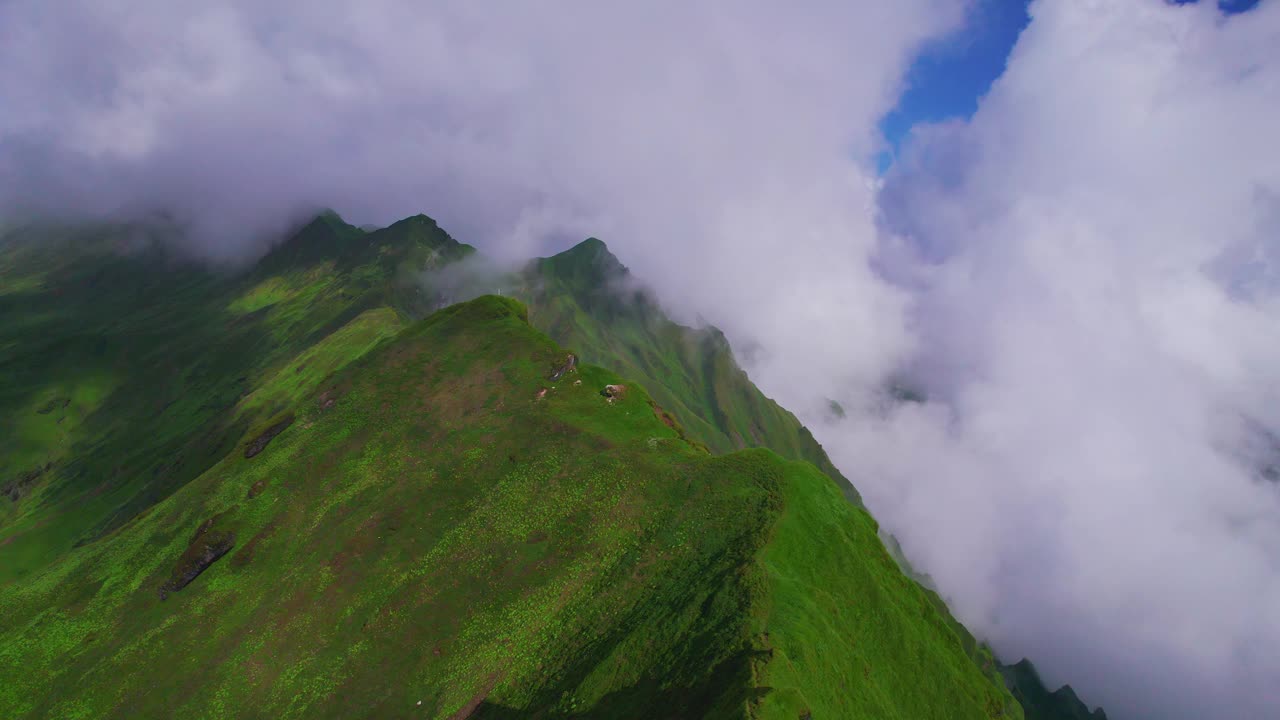 尼泊尔的风景，绿色，云覆盖，蓝天，阳光和阴暗的自然，无人机拍摄，山脊，山丘，绿色和和平的冒险旅游地方4K视频素材