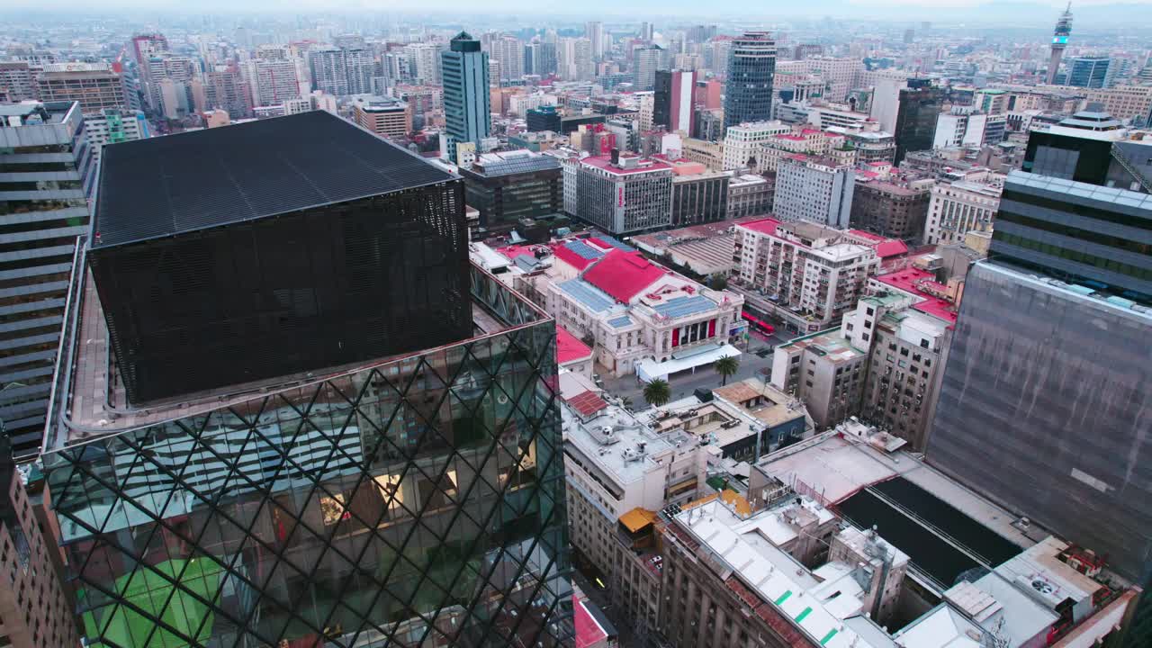 在智利圣地亚哥市中心，以市政剧院为背景，俯瞰一座钻石图案的玻璃建筑。视频素材