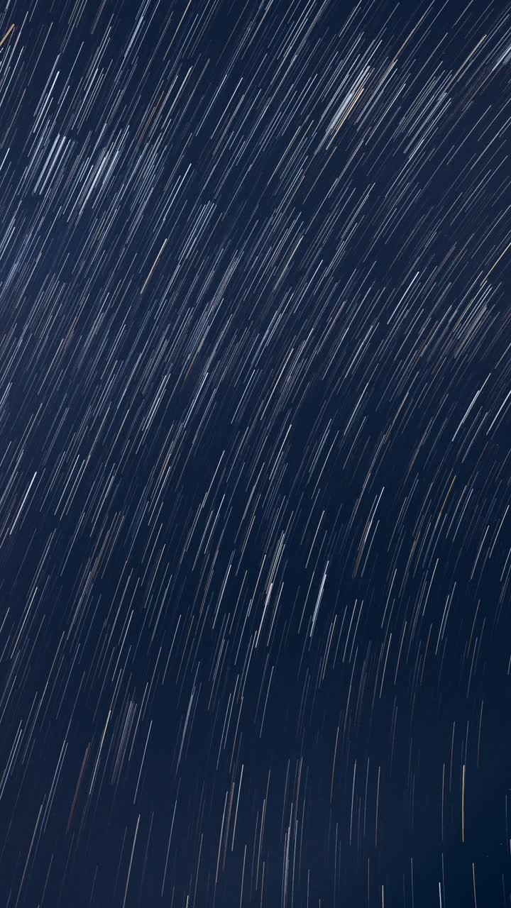 4 k Hyperlapse。天空中不寻常的惊人恒星旋转效应。迷人的星迹错觉。流星在夜晚深蓝色的天空背景上留下痕迹。延时，延时，延时。柔和的颜色视频素材