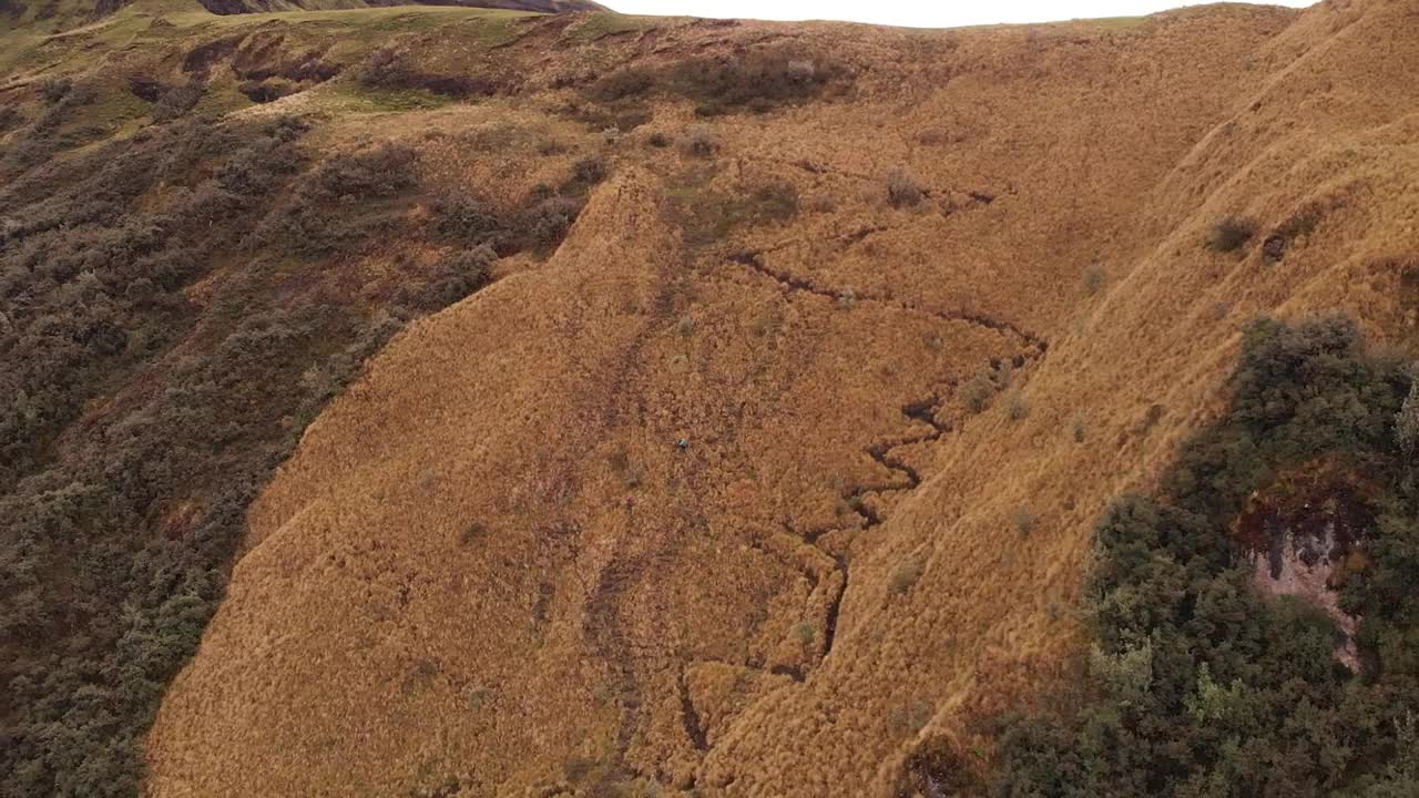 厄瓜多尔卡萨瓦拉山被侵蚀的陡坡，鸟瞰自然死火山遗址的边缘视频素材