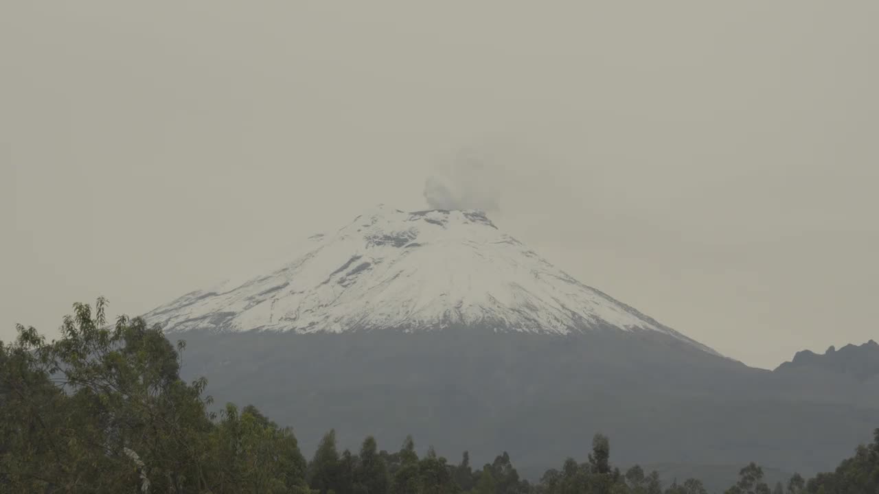 厄瓜多尔科托帕希活火山的延时视图，蒸汽从山顶火山口喷出视频素材