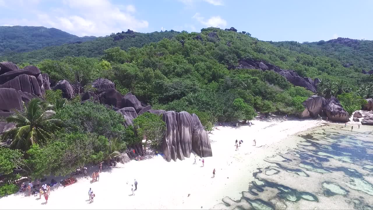 印度洋的海滩和岛屿。无人机拍摄的印度洋热带岛屿和珊瑚礁。天堂度假的概念。有白色沙滩的海岸。视频素材