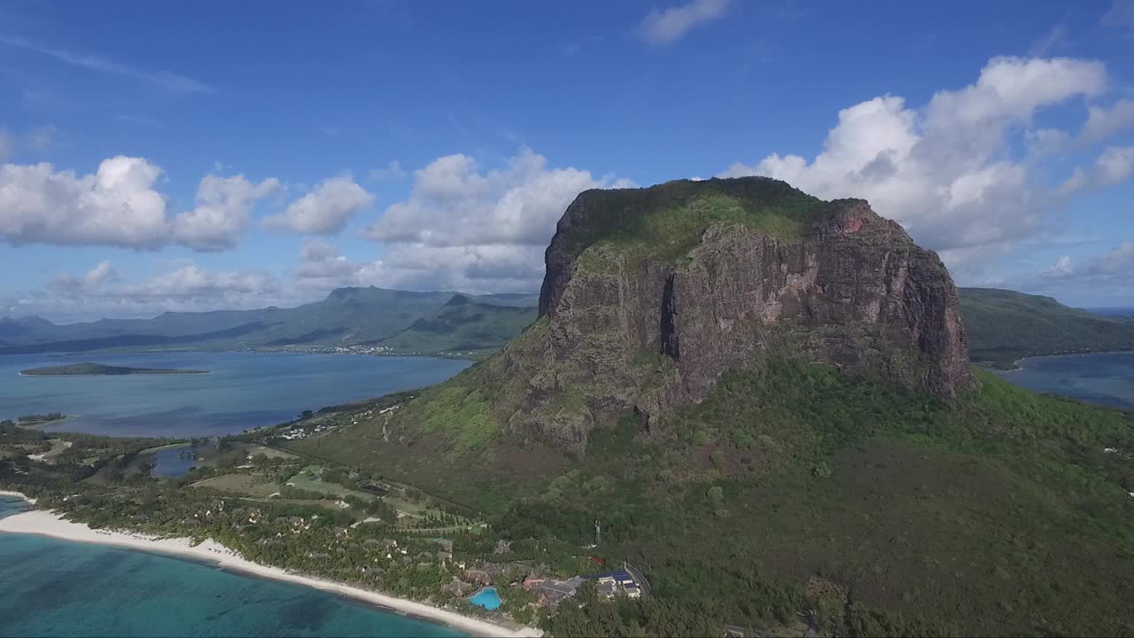 印度洋的海滩和岛屿。无人机拍摄的印度洋热带岛屿和珊瑚礁。天堂度假的概念。有白色沙滩的海岸。视频素材