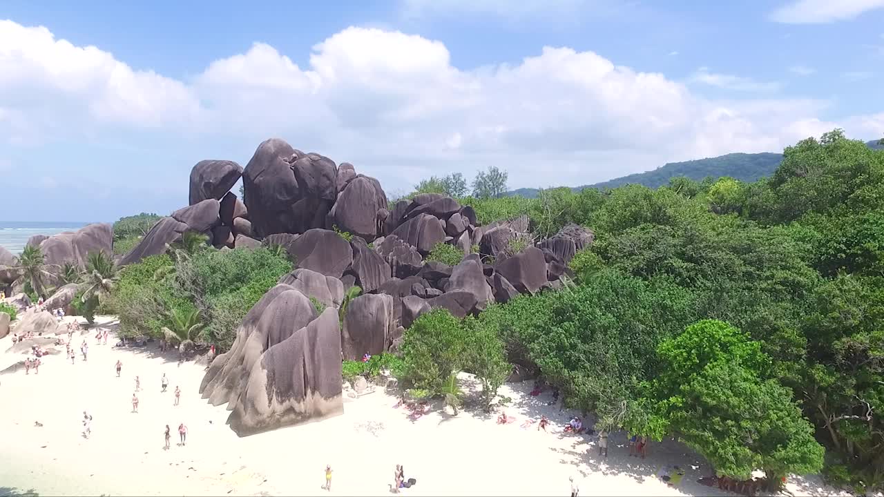 印度洋的海滩和岛屿。无人机拍摄的印度洋热带岛屿和珊瑚礁。天堂度假的概念。有白色沙滩的海岸。视频素材