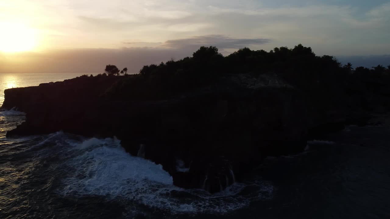 Nusa Ceningan的蔚蓝天堂，俯瞰蓝色泻湖和岩石悬崖，印度尼西亚视频素材