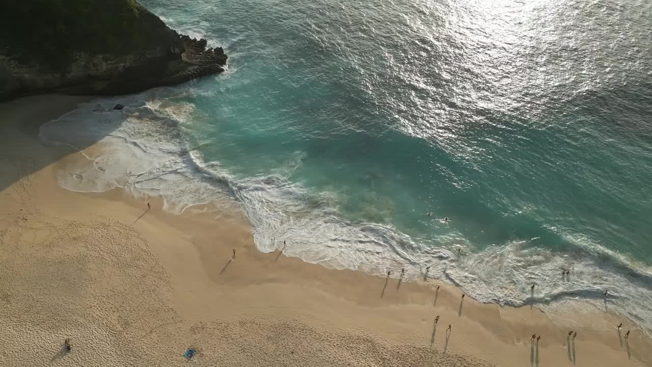 无人机拍摄的印尼巴厘岛附近努沙佩尼达的克林金海滩上的人们视频素材