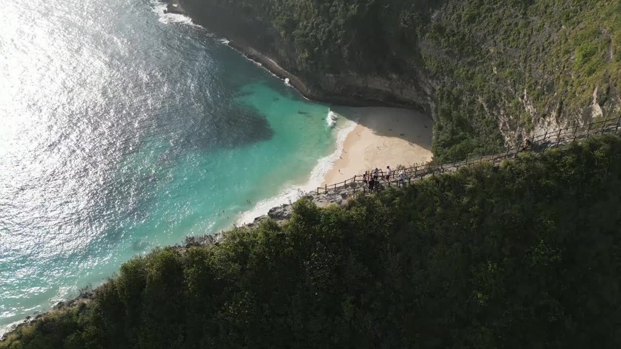 航拍的一条通往印尼努沙佩尼达岛克林金海滩的小路视频素材