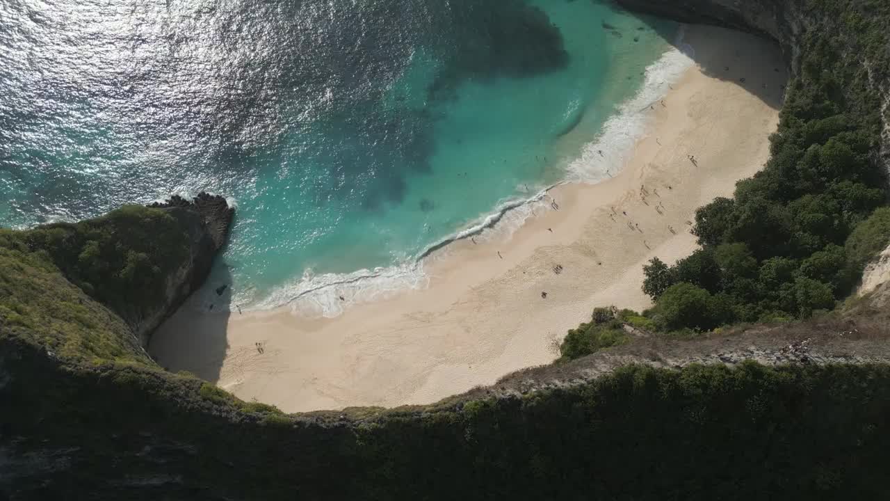 航拍印尼巴厘岛附近努沙佩尼达岛的克林金海滩视频素材