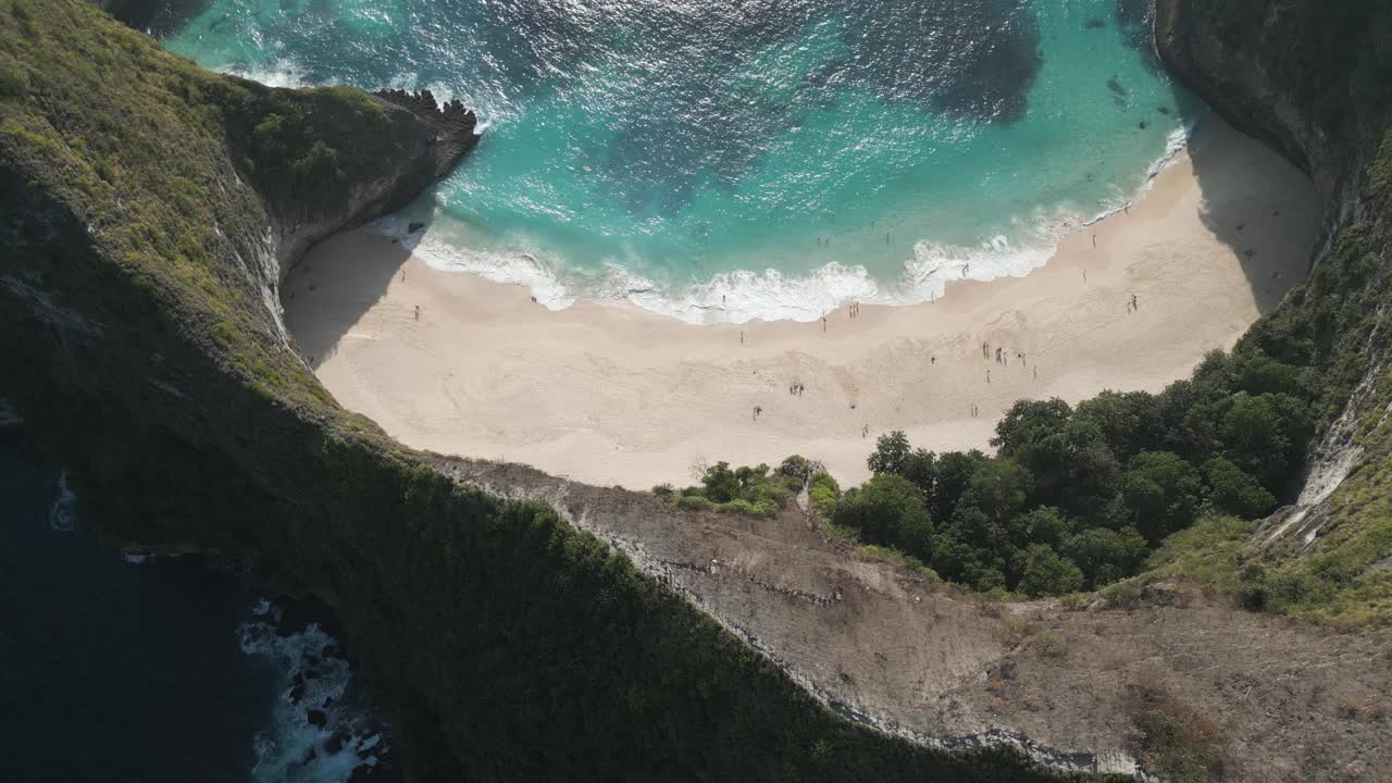 鸟瞰印尼巴厘岛附近努沙佩尼达岛的克林金海滩视频素材